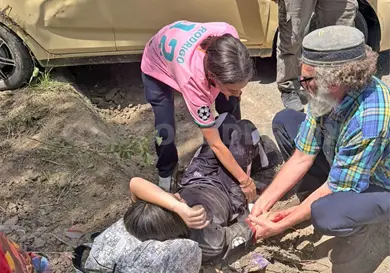 Autom&oacute;vil vuelca y estudiantes se fracturan