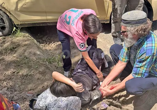 Autom&oacute;vil vuelca y estudiantes se fracturan