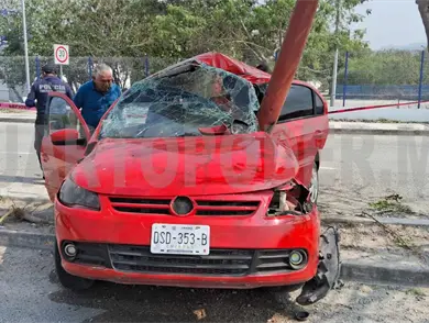 Queda prensado luego de estamparse en luminaria