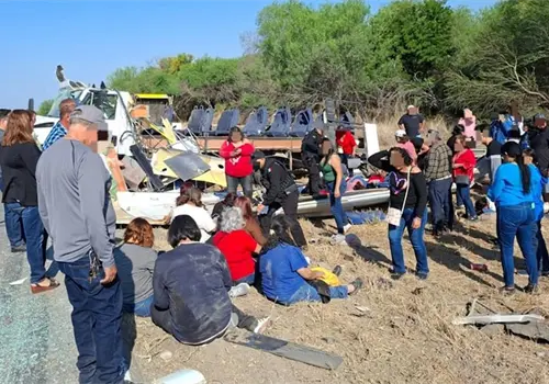 Vuelca autob&uacute;s con peregrinos en carretera