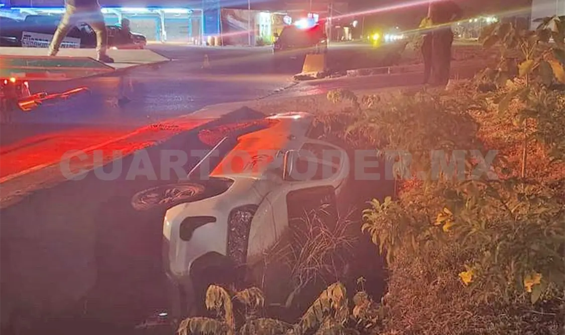 La Hilux al tratar de retornar a la altura de plaza Galerías se fue hacia el dren pluvial. Víctor Sánchez / CP