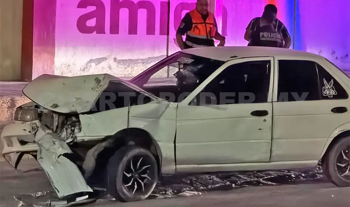 El Tsuru estaba destrozado de la parte frontal, algunos metros más adelante de donde fue el impacto. Ulises Villalobos / CP