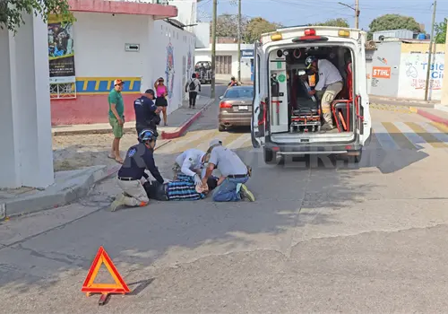 Transeúnte cruza sin precaución y lo impactan Transeúnte cruza sin precaución y lo impactan