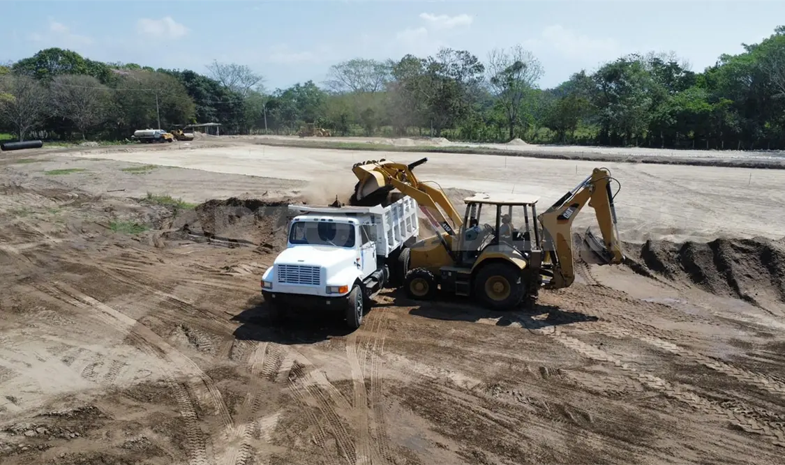 La maquinaria inició las acciones para compactar los terrenos. Rafael Victorio / CP