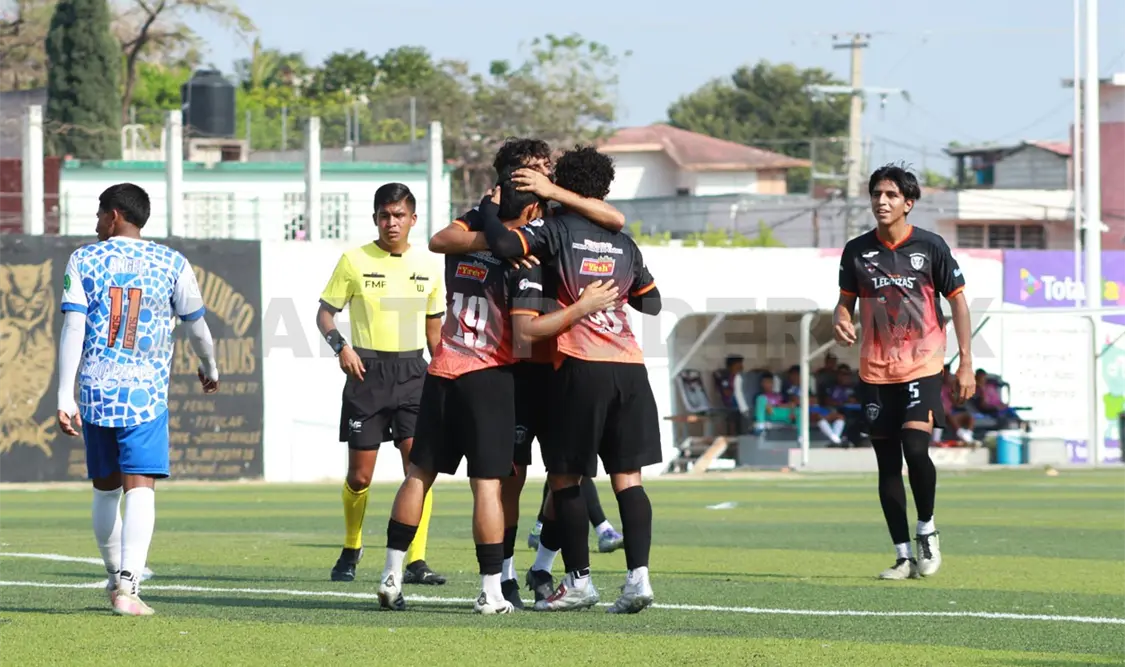 Jugadores de Lechuzas UPGCH celebraron cada uno de los goles que encaminaron la goleada en el Estadio Flor de Sospó. Samuel Meneses/CP