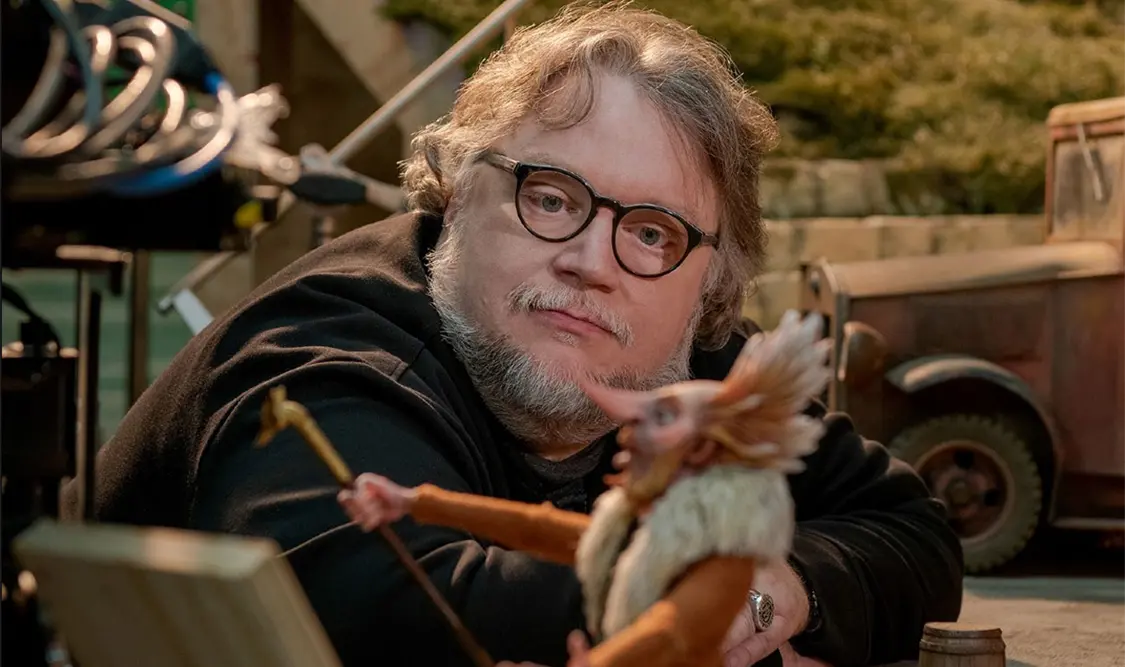 Guillermo del Toro alienta al cine