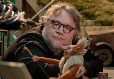 Guillermo del Toro alienta al cine