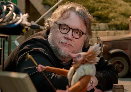 Guillermo del Toro alienta al cine
