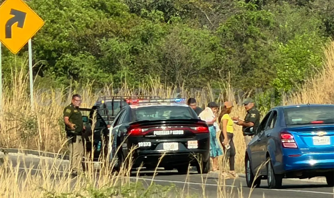 Elementos de seguridad y paramédicos acudieron tras el asalto que dejó a una persona sin vida y dos gravemente heridas. Ulises Villalobos / CP