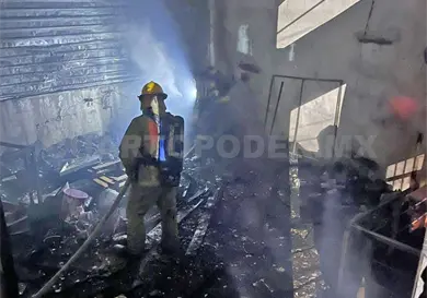 Voraz fuego consume carpintería en colonia Voraz fuego consume carpintería en colonia