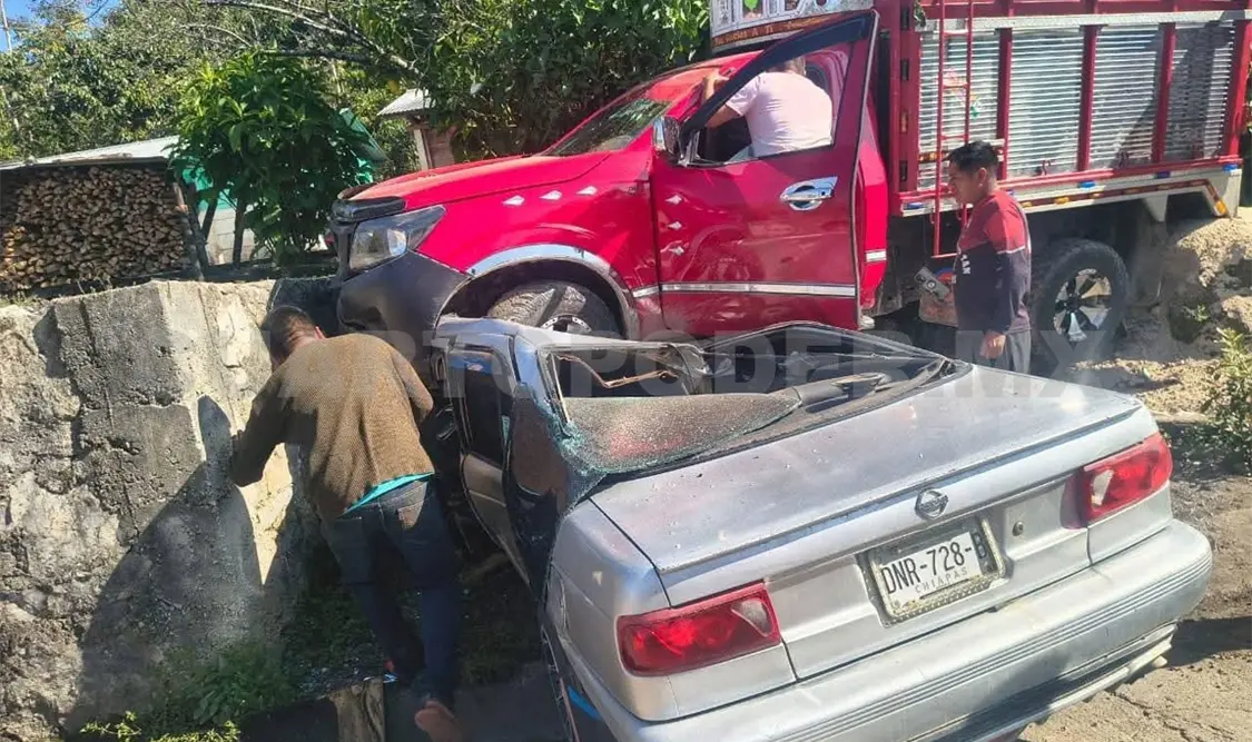 El Tsuru quedó debajo de la camioneta de carga, aplastado de la parte frontal y del toldo. Manuel Martínez / CP