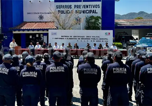 Reciben polic&iacute;as certificaci&oacute;n y uniformes