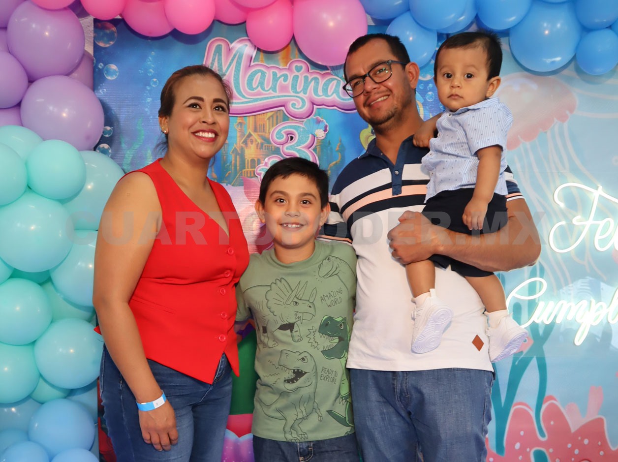 Marina festeja su cumpleaños bajo el mar