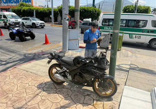 Lo impacta un autom&oacute;vil y acaba en estado cr&iacute;tico