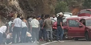 Cinco lesionados en brutal colisi&oacute;n de autos