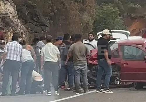 Cinco lesionados en brutal colisi&oacute;n de autos