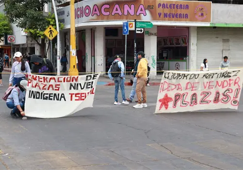 Bloquean docentes vialidades en la ciudad