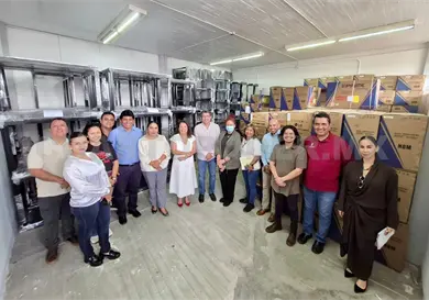 Entrega rectora equipo y mobiliario en facultades