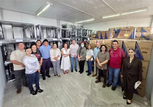 Entrega rectora equipo y mobiliario en facultades