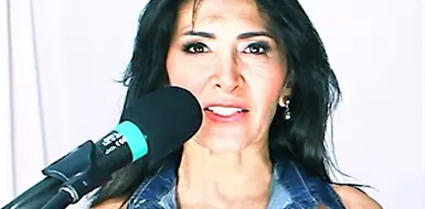 Flor Yvone le canta a la mujer