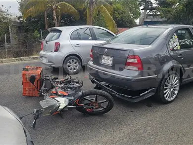 Queda atrapado entre autos por carambolazo