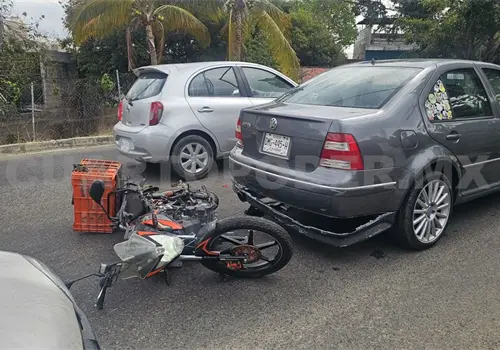Queda atrapado entre autos por carambolazo
