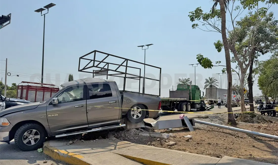 La pick up salió proyectada hacia la banqueta, con la góndola desencajada. Víctor Sánchez / CP