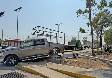Pick up casi pierde la góndola tras colisión Pick up casi pierde la góndola tras colisión
