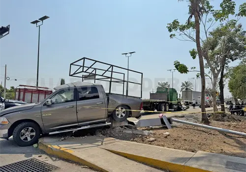 Pick up casi pierde la góndola tras colisión Pick up casi pierde la góndola tras colisión