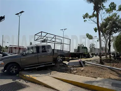 Pick up casi pierde la g&oacute;ndola tras colisi&oacute;n