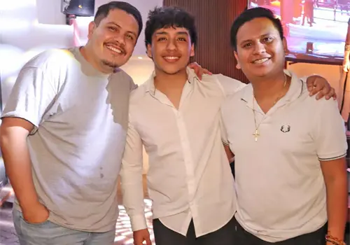 J&oacute;venes abren restaurante en Tuxtla