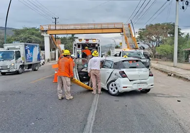 Da vuelta en "u", choca y destroza su vehículo Da vuelta en "u", choca y destroza su vehículo