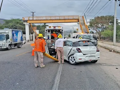 Da vuelta en "u", choca y destroza su veh&iacute;culo