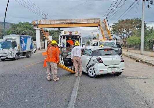 Da vuelta en "u", choca y destroza su veh&iacute;culo