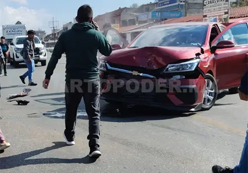 Dos lesionados al estrellarse de manera frontal
