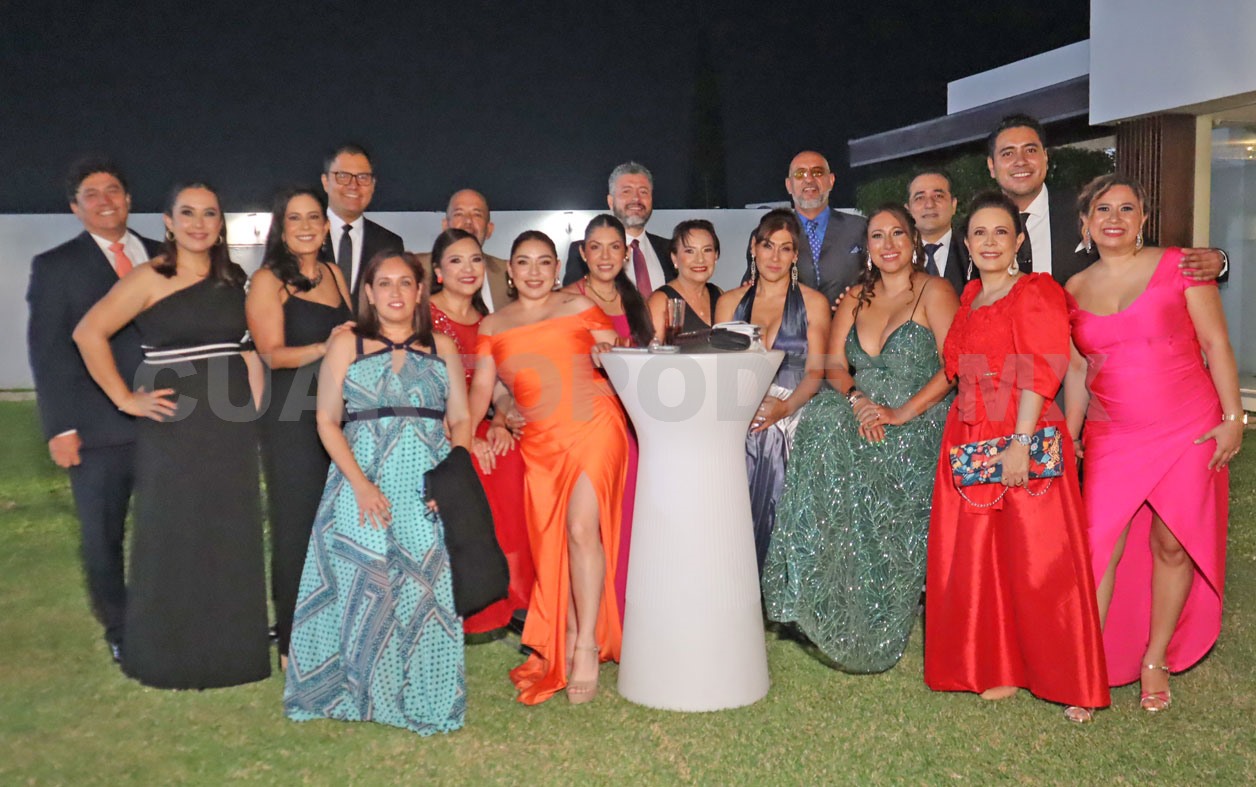 Luvia y Bernardino caminan juntos al altar