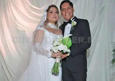 Luvia y Bernardino caminan juntos al altar