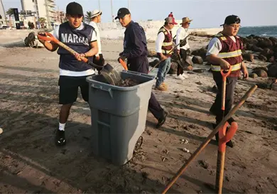 Limpian 34 playas por manchas de hidrocarburo