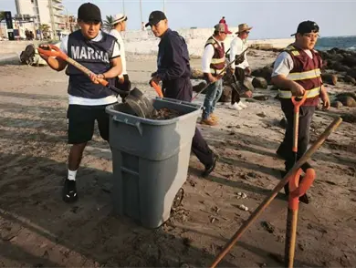 Limpian 34 playas por manchas de hidrocarburo