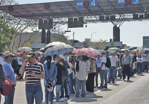 Maestros se retiran sin soluciones