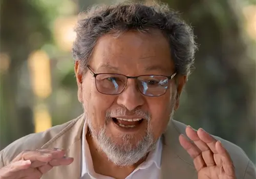 &Eacute;lmer Mendoza recibe galard&oacute;n