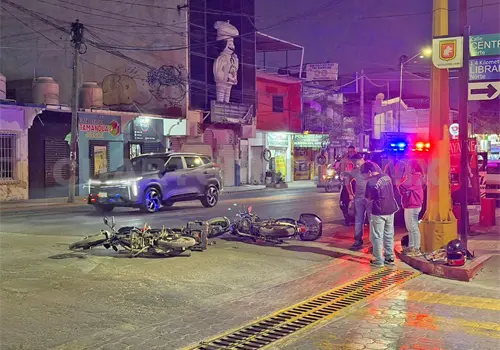 Impactan por no respetar la luz roja Impactan por no respetar la luz roja