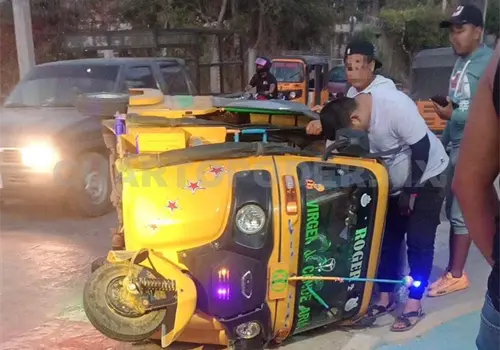 Se estrellan mototaxis por falta de precaución Se estrellan mototaxis por falta de precaución