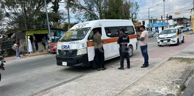 Semaforazo: chocan taxi y combi al pasarse el alto Semaforazo: chocan taxi y combi al pasarse el alto
