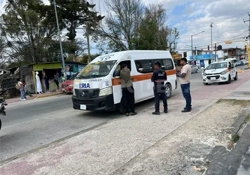 Semaforazo: chocan taxi y combi al pasarse el alto