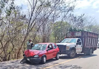 Quedan dos heridos tras encontronazo en tramo carretero