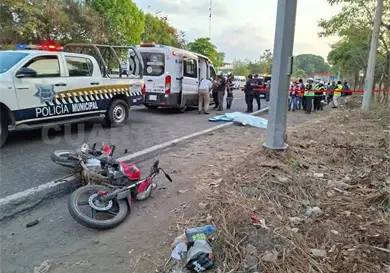 Tr&aacute;iler atropella a una motocicleta; un deceso