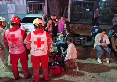 Vuelca colectivo tras choque; hubo 10 heridos