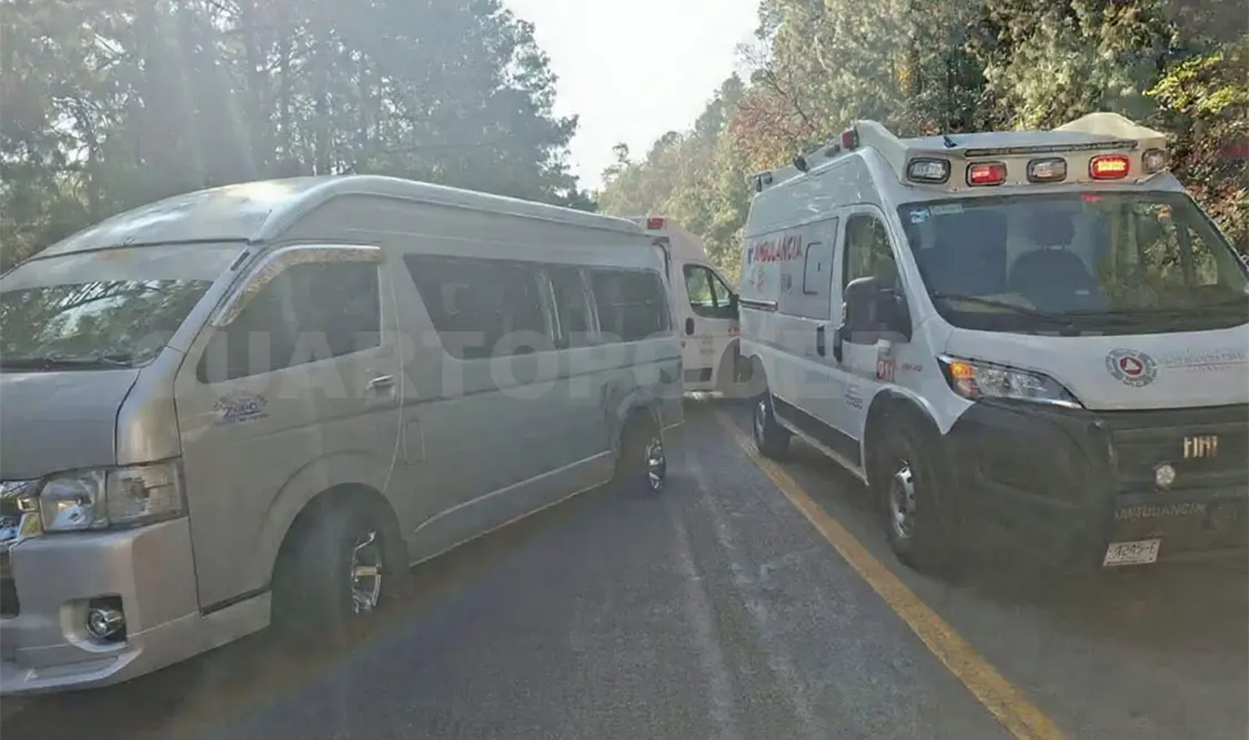 Para no estrellarse contra un tractocamión, el chofer de la Urvan dio el volantazo. Manuel Martínez / CP