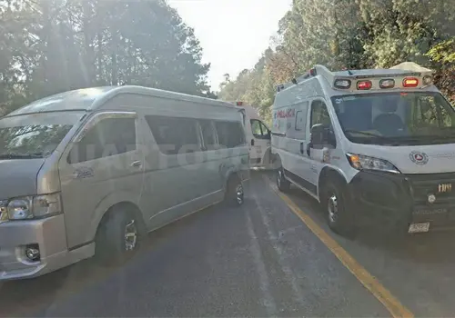 Urvan evita impacto y sale del camino Urvan evita impacto y sale del camino